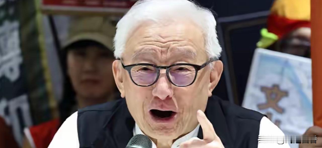 曹兴诚这个老贼已经疯掉了，竟然叫嚣：“鼓励中国各省独立”，国家应该出手打击这个祸