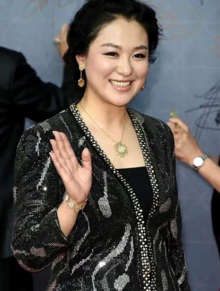 2008年《潜伏》开拍，沈傲君和孙红雷拍完吻戏后，她悄悄地对导演说：我给你100