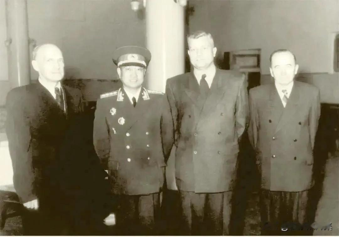 1955年11月，在哈尔滨军事工程学院（哈军工）举行校尉级军官授衔仪式后，身着崭