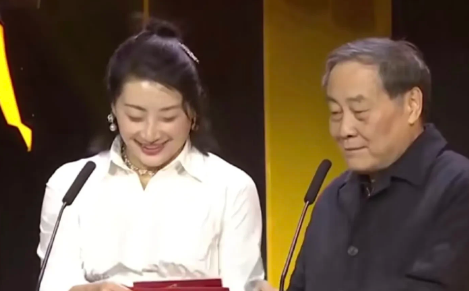 我记得图一的这个镜头，颁奖典礼时，老宗要读一个获奖名单，然而，正要读的关键时刻，