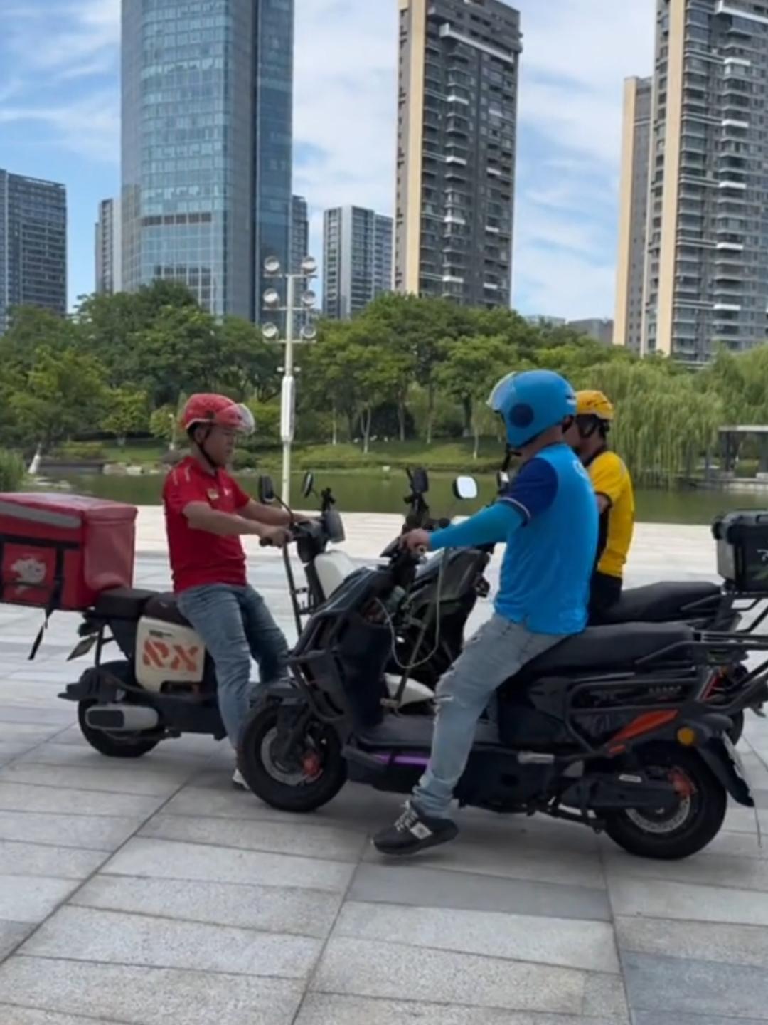 狂砸500亿补贴外卖界彻底卷疯了，网友们吐槽，喝到吐。近日，阿里狂砸50