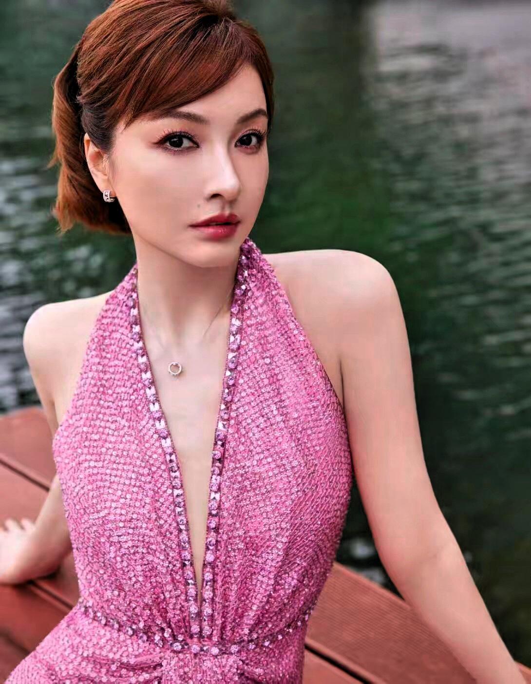 吴昕这运气，简直开了挂！说她业务强吧。快本多年没攒下代表作。镜头前总像“