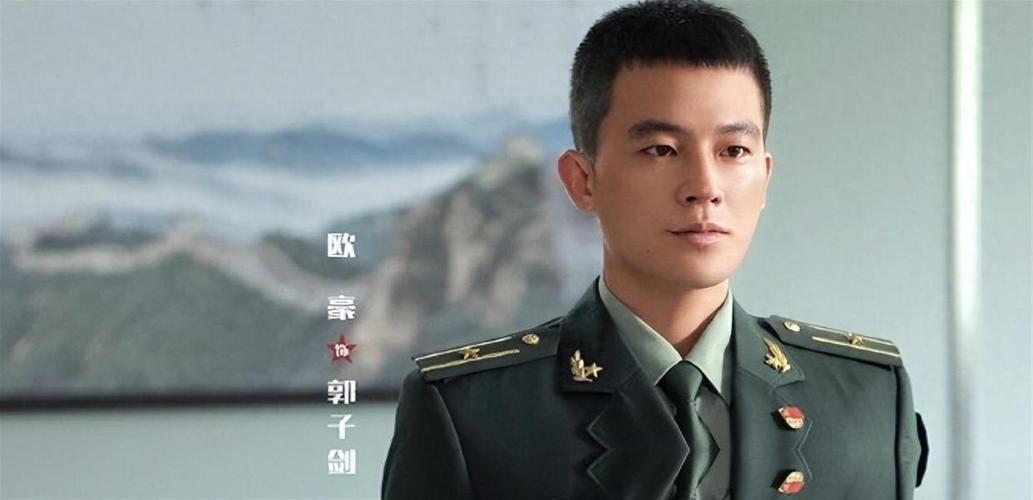 追《兵自风中来》的朋友们，是不是都被剧里那个“人狠话不多”的“平头哥”给镇住了？