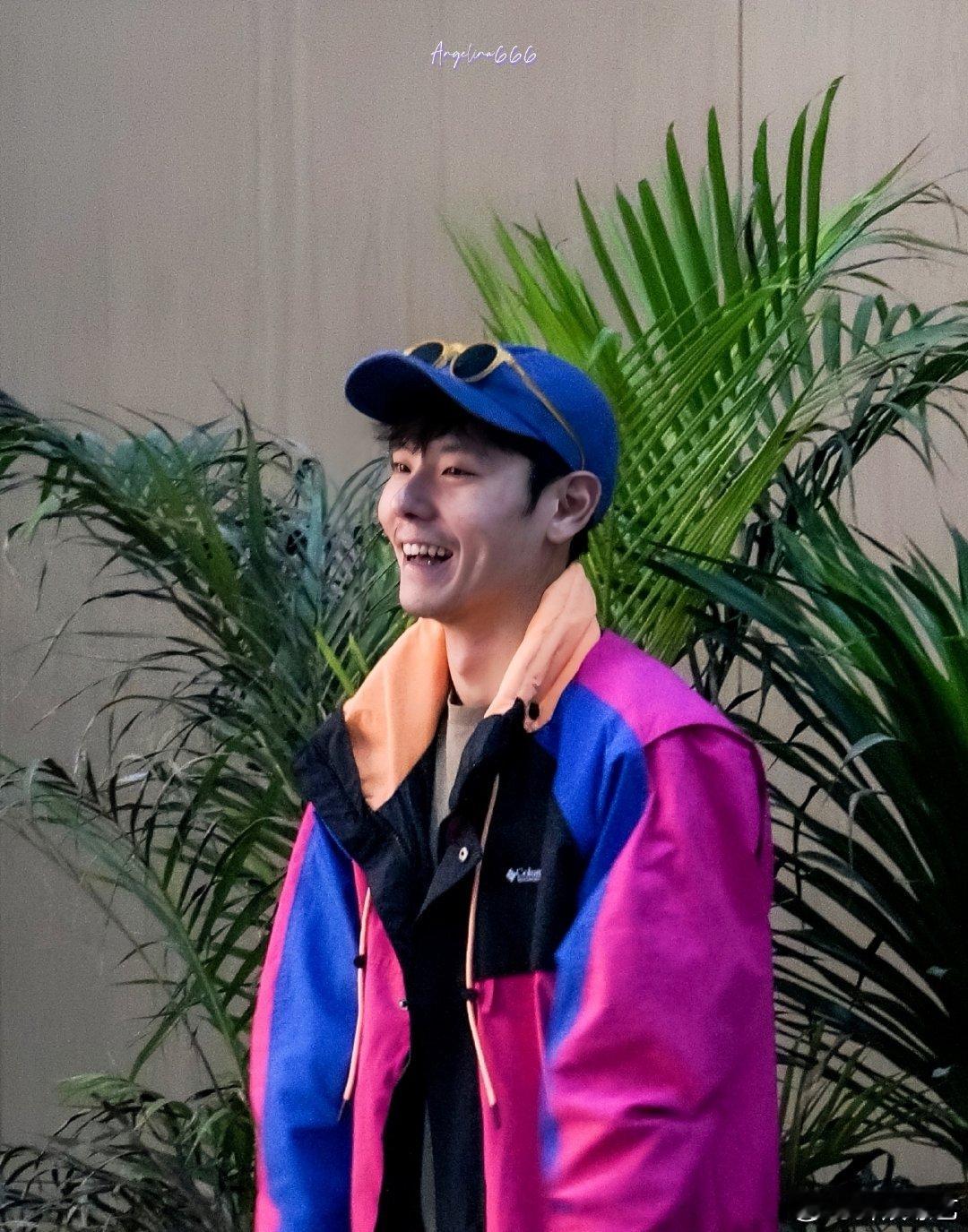 蒋奇明怎么走到哪都像本地人网友街头偶遇直呼不敢认，一身随性装扮毫无星味，说他是