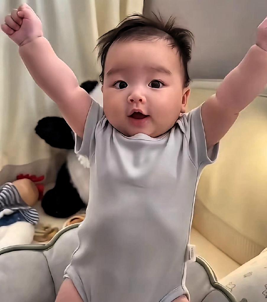 谁能想到，一个尚且年幼、不通世事的小宝宝，没有刻意出镜营业，便收获铺天盖地的喜爱