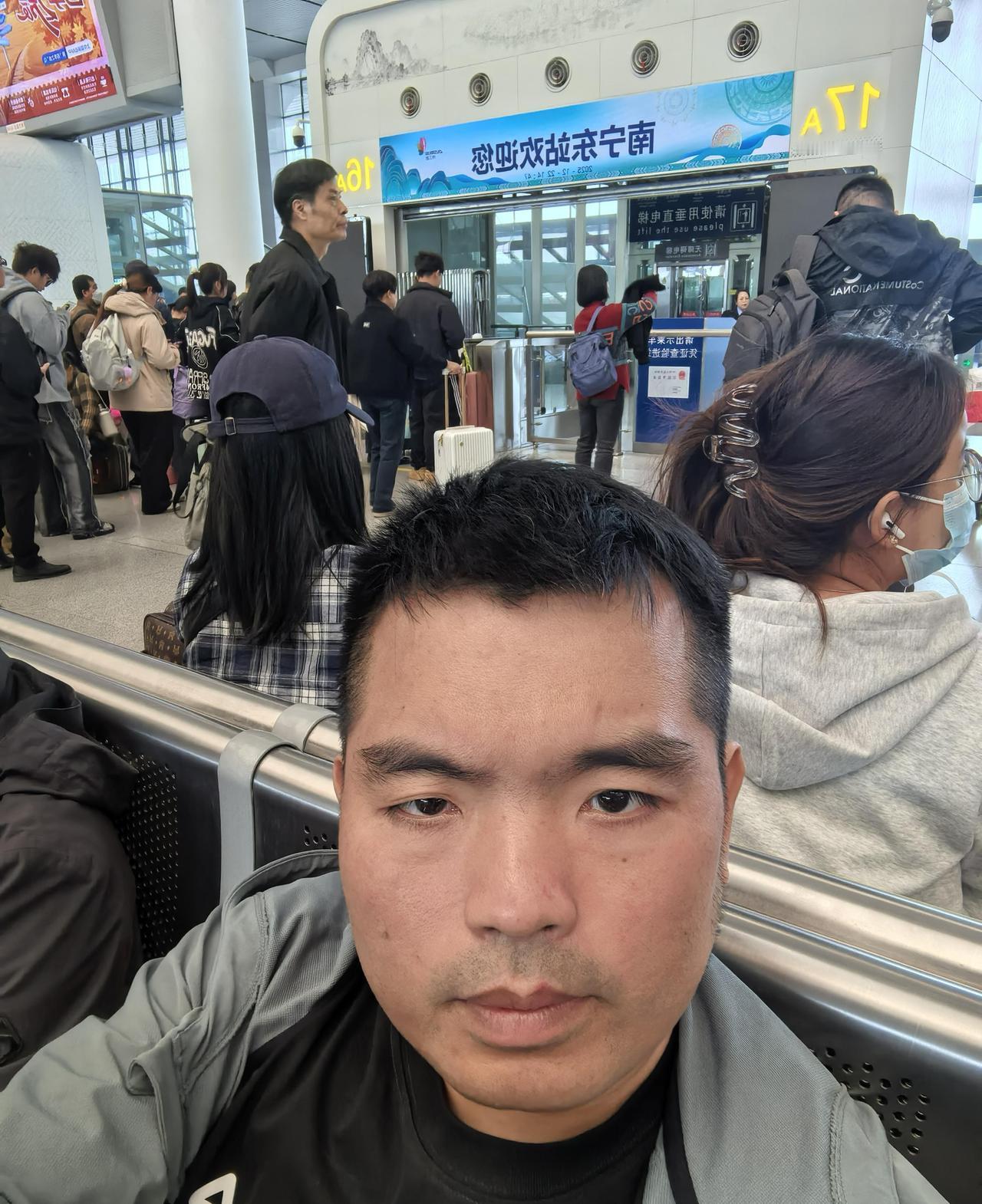 "大家好我是运哥，来自广西农村，今年40岁单身汉一个，回头想想我这40岁的人生过