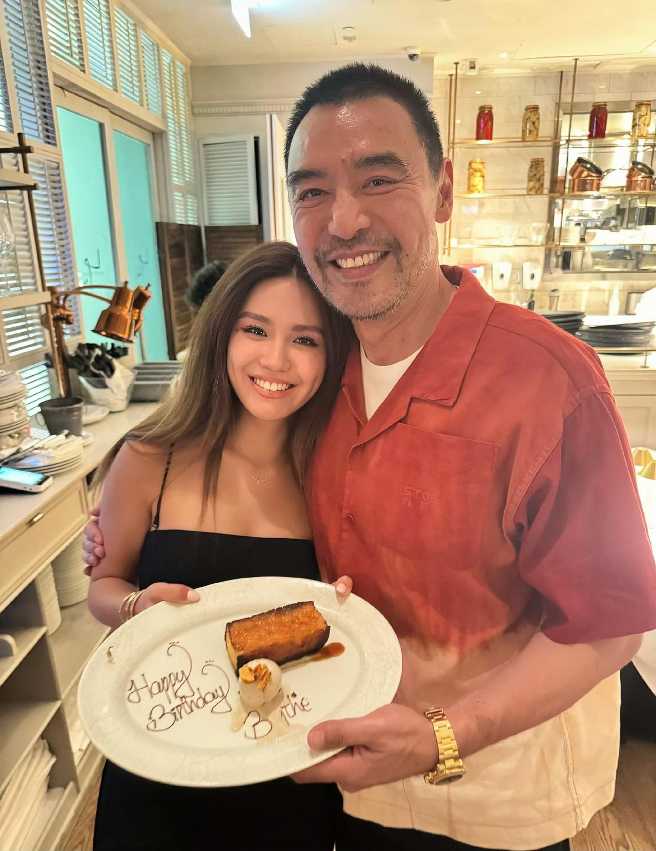 8月5日，钟镇涛晒出为二女儿庆生照，他的二女儿钟懿满21岁了。钟镇涛在娱乐圈