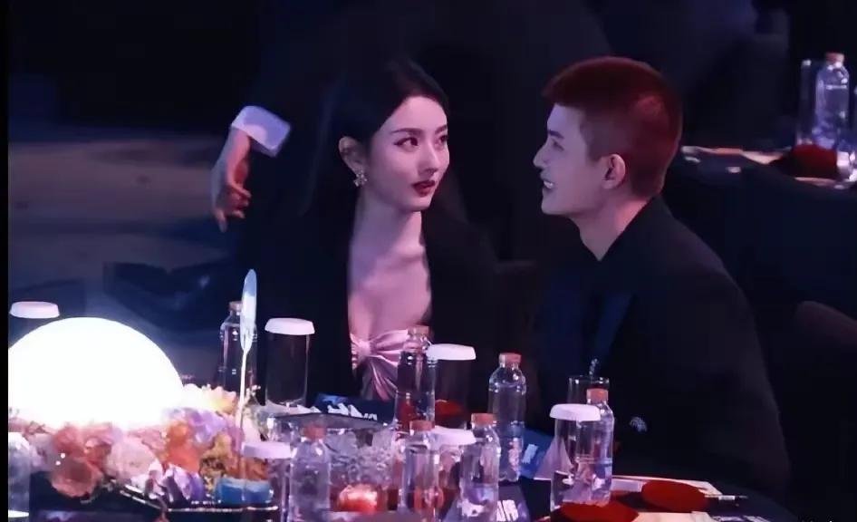 原来，宋祖儿是个话痨。她和任嘉伦跟姐妹一样，聊起来没完，旁边的人都聊走光了。