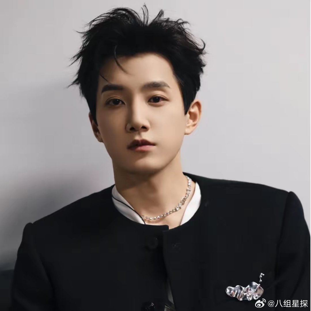真的不明白为什么现在很多网友都在抵制范世琦，说他丑吧​他也不丑，有着高个子大眼睛