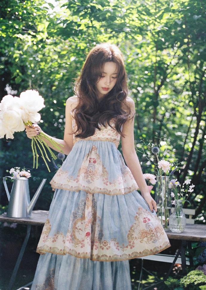 最近程潇拍摄了一组超美的大片，她这次搭配的像个迷人的花仙子，看上去特别的美。