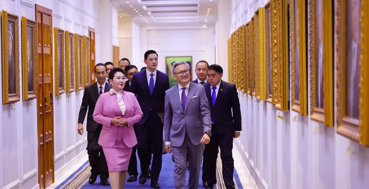 粉嫩的蒙古外长。蒙古外长巴特策策格在乌兰巴托，会见来访的老挝外长通沙万·丰威汉。