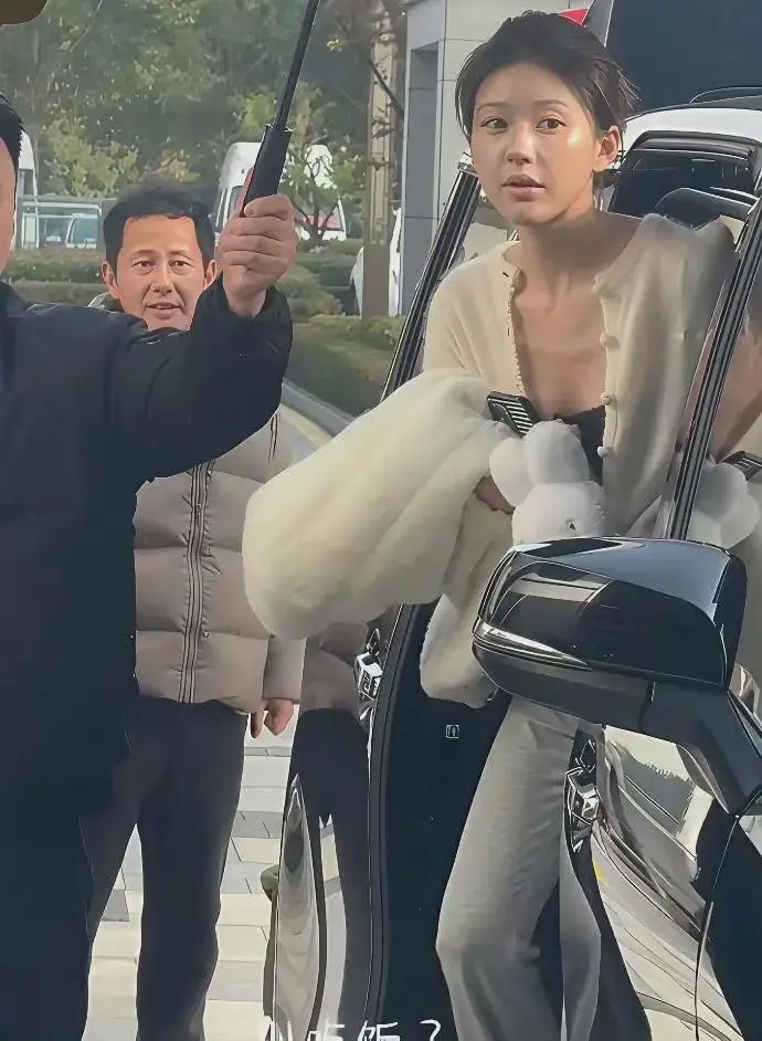 赵露思是天然脸！看父女同框就懂了