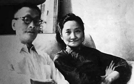 1965年，陆小曼去世。翁香光前来料理后事，见四下无人，她解开陆小曼的衣扣，讥讽
