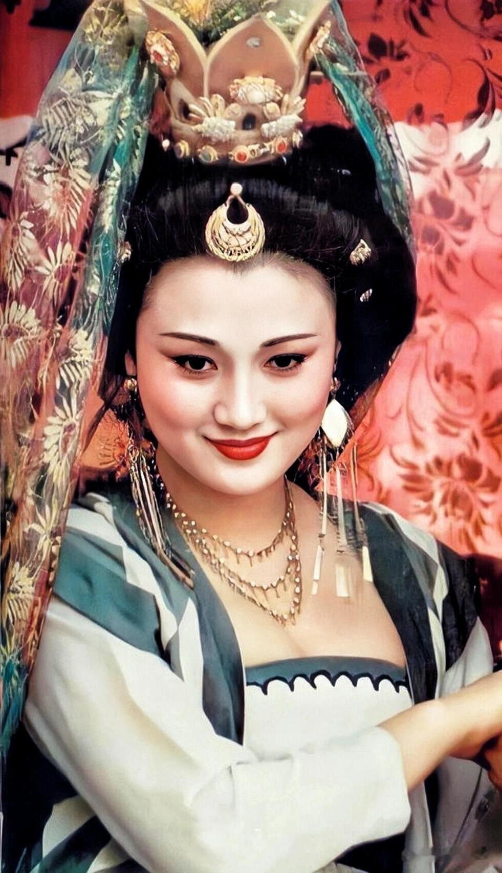 提起杨贵妃，绕不开1993年林芳兵的经典演绎。容貌身段皆是天生丽质，当年的妆造