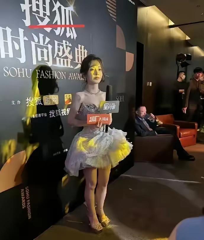 初次直观感受到她的身高，或许正是她转型不顺的缘由？​​​