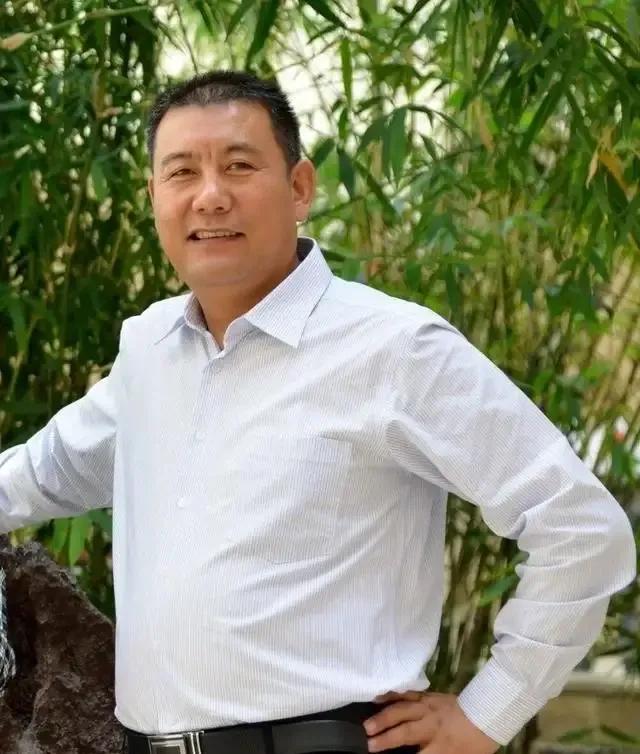 别急着送花圈，人还活着呢。秦海璐打开手机，满屏都是“节哀”。她老公王新军正坐
