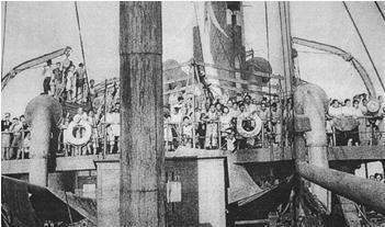 1946年11月，最后一艘遣返日本人的轮船开船前，负责遣返的李修业将军登上甲板，