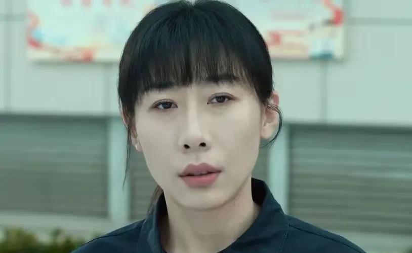 任素汐说，16年我主动提离婚，承认自己犯了错。后来是媒体曝出我和董博在剧组喝同一