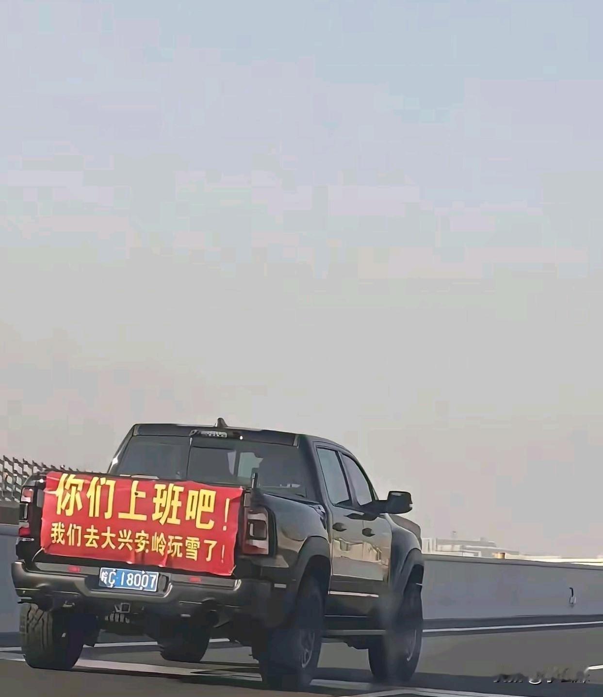 路上遇到的这一幕，不得不说，很是拉仇恨啊