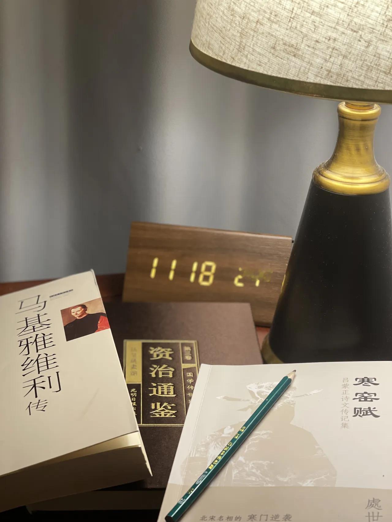 一直有个疑问：既然梁文峰的量化基金这么厉害，每年能赚400亿为啥只是赚取国