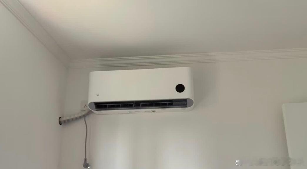 夏天首次开空调要注意什么清洁与检查清洗滤网：打开室内机面板，取出滤网，用清水冲洗