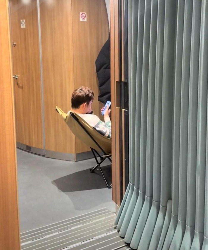 高铁折叠椅使用引热议 12306明确携带规定