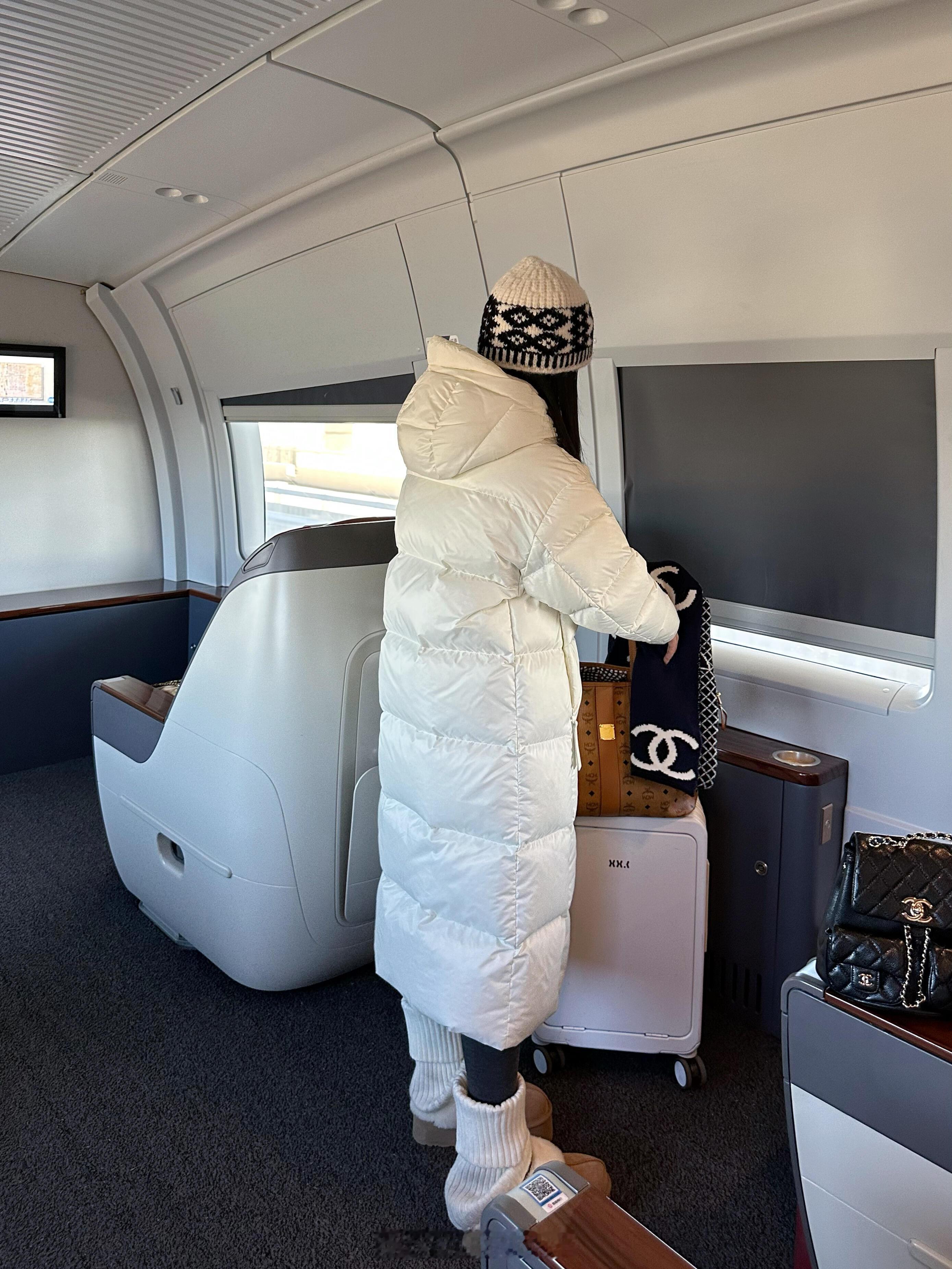 商务座看到的……建议申遗！小姐姐这个白色羽绒服一眼心动！白色显得特别洋气，版型也