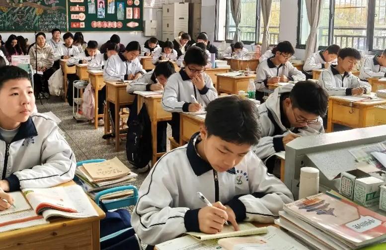 班主任坦言：学霸都是盯出来的！初一开学第一个月，盯紧3件事就够了学霸是自己学
