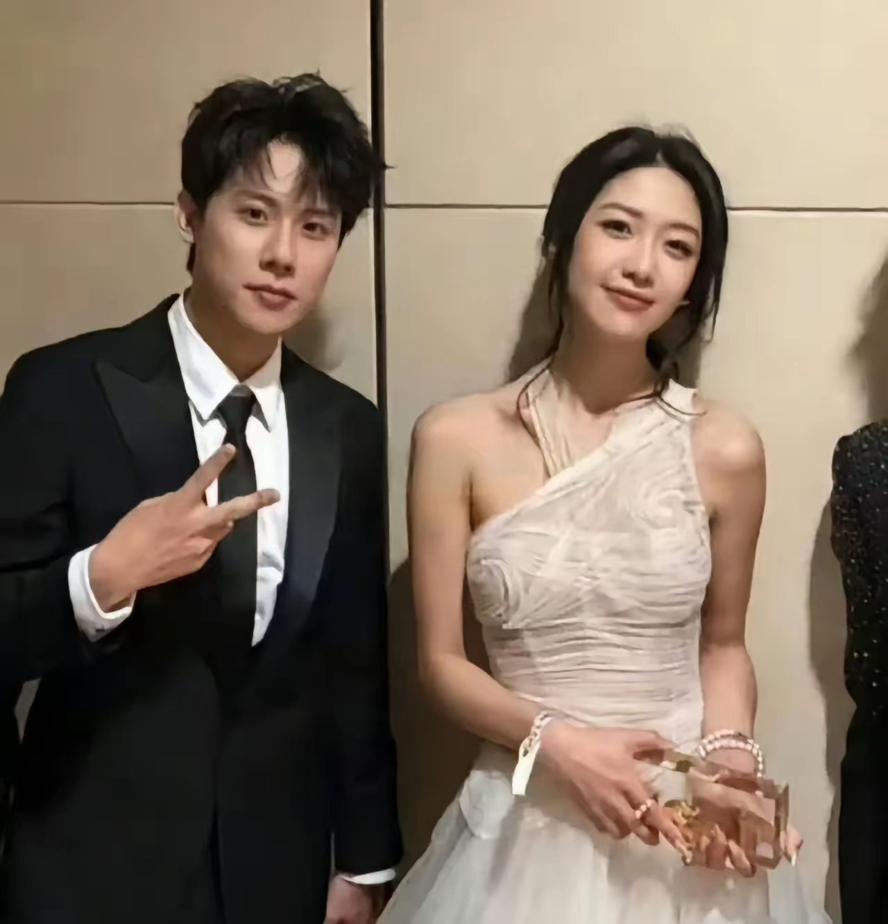 这周奇也是时间管理大师啊，一边和女朋友向涵之参加颁奖盛典，一边又和国服嫂子报备时