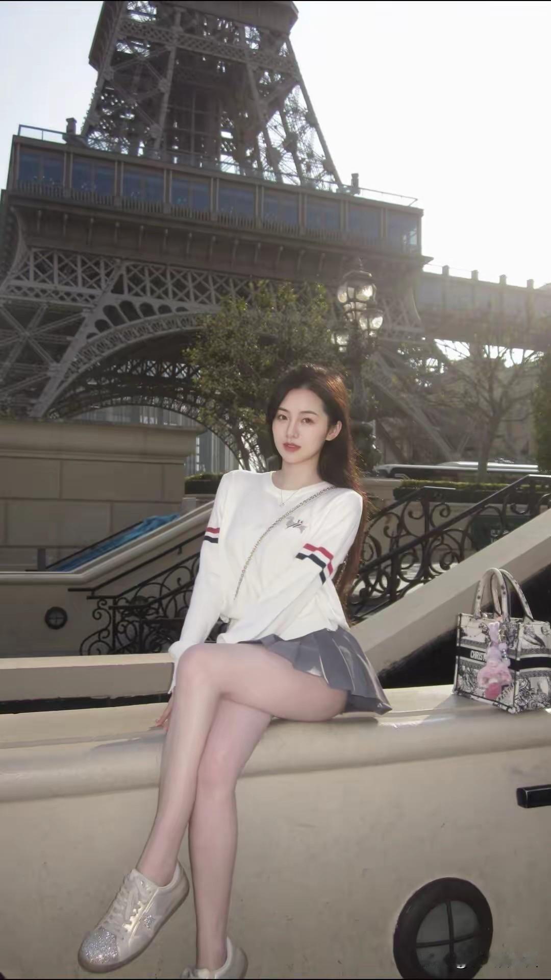 女孩住在铁塔前，风景美如画！铁塔风光巴黎街景写真铁塔飒美写真摇椅上的女人