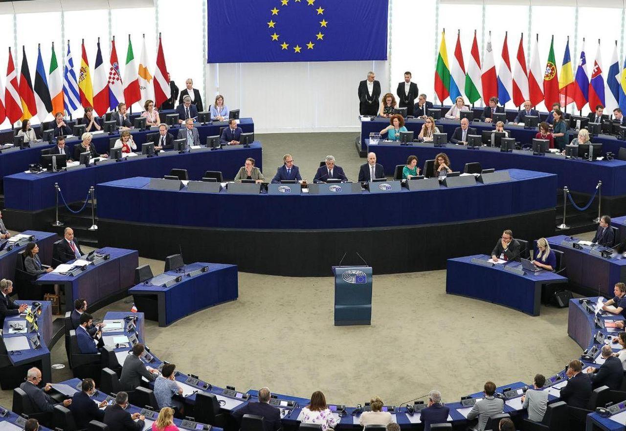 欧盟内部这次是真的炸锅了，21比6的投票结果直接撕开了“团结”的伪装。法国那边刚