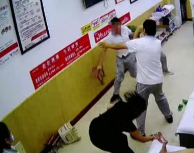 “冲动的代价！”近日，长沙一女子修脚时，服务时间到了技师还没做完，女子要求对方继