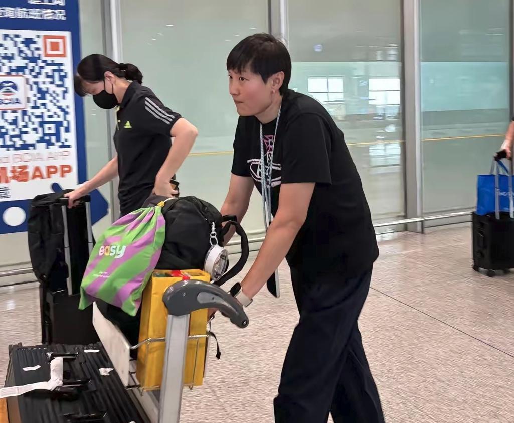 女排回国机场众生相女排世锦赛无缘八强令全体球迷失望，铺天盖地的质疑声更使得女排