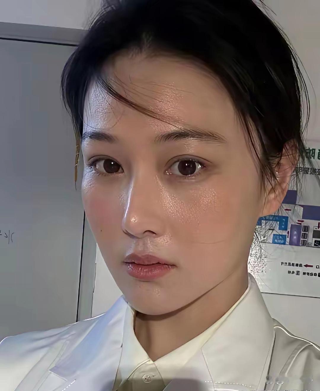 没有美颜滤镜加持，张馨予素颜状态曝光，实打实的颜值，看着格外出彩。