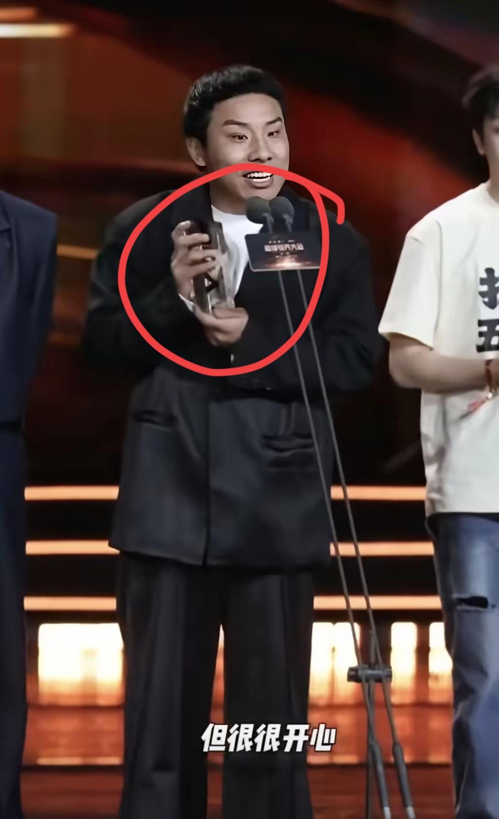 颁奖礼大型社死现场！徐志胜的奖杯居然是“空白款”，连个荣誉字样都没有，尴尬都要