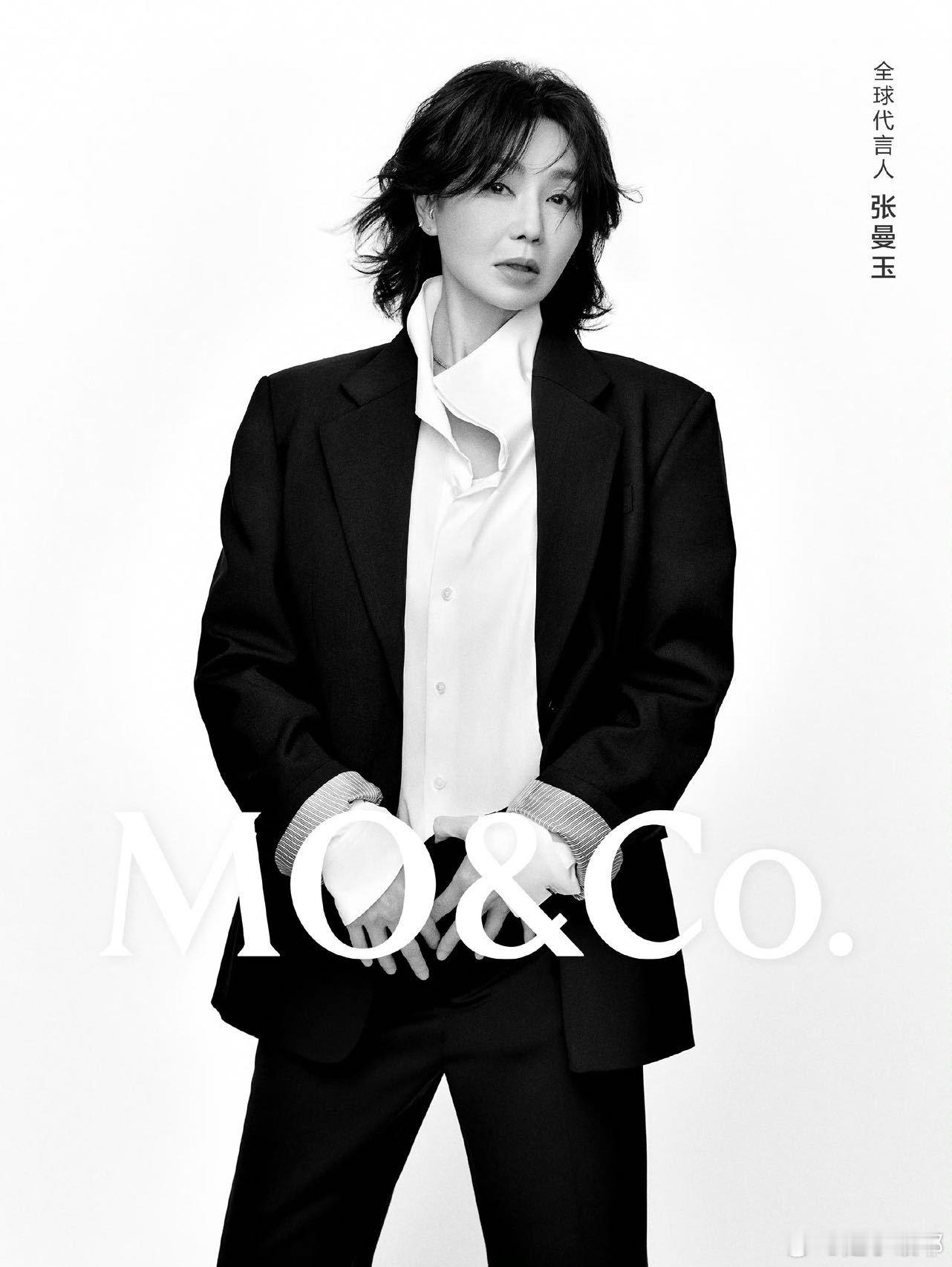 张曼玉牵狗上班张曼玉牵着狗狗拍的MO&Co.代言短片好松弛，清透裸妆配简约穿搭