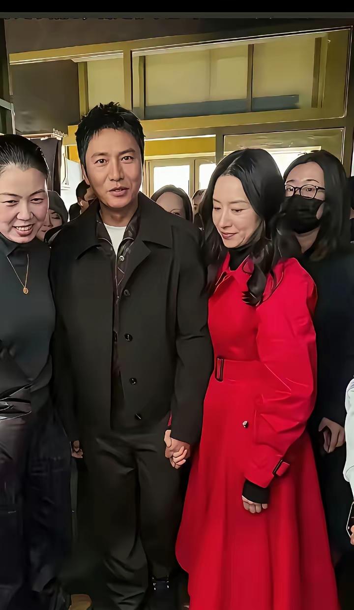 董洁和陈坤两个人一起出来亮相，陈坤以前是欧式大眼睛，现在变成了肿眼泡单眼皮，脸型