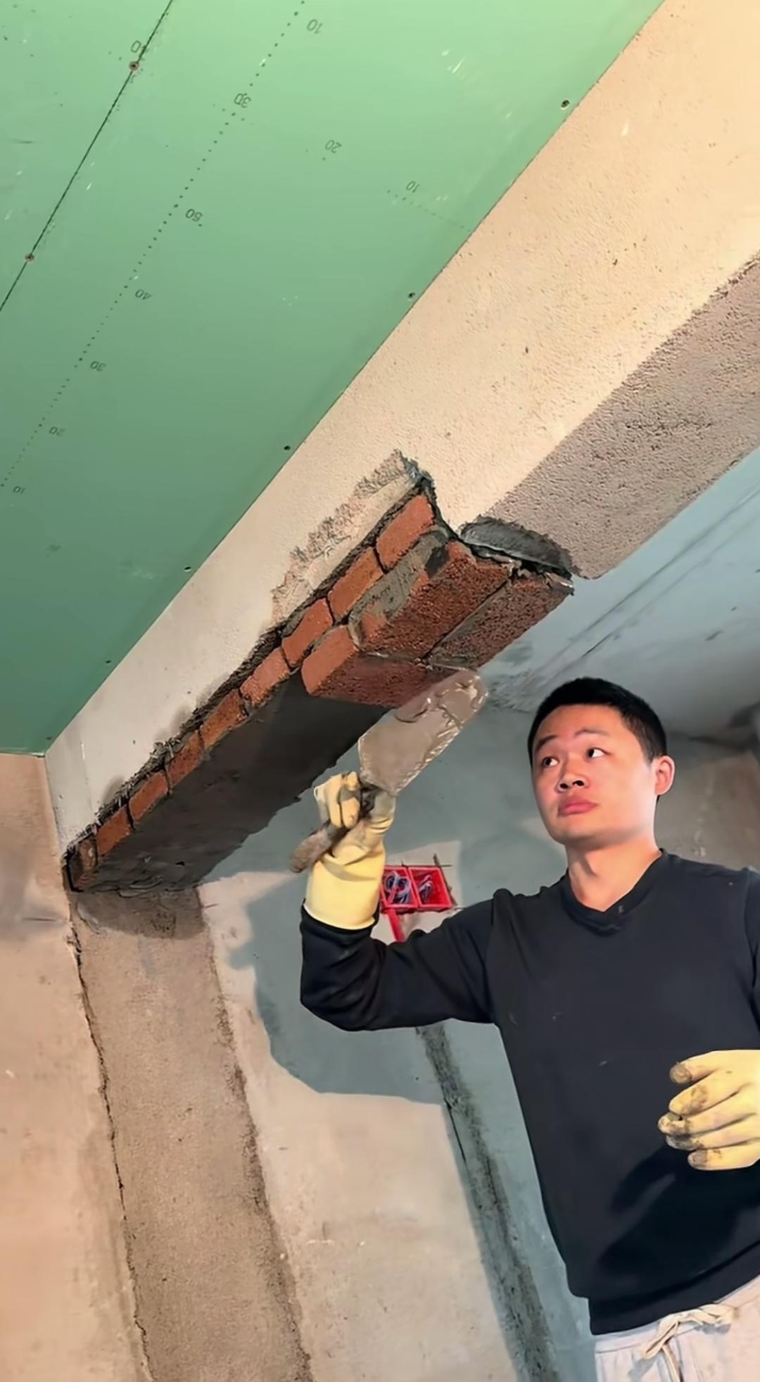 梁下不平，师傅竟采用倒砌砖的方式来修补，这操作着实令人惊叹！梁下有不平的问题，
