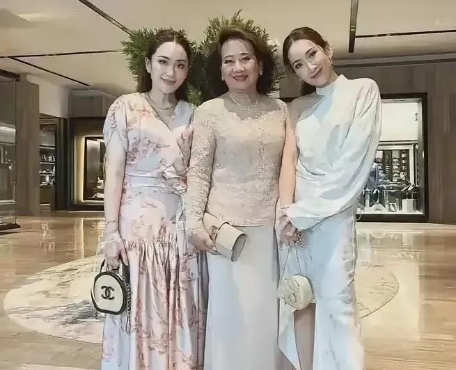 影响泰国政坛的三位女美女，第一位就是朴乍曼他信的前妻，离婚不离家，也属于政治所迫