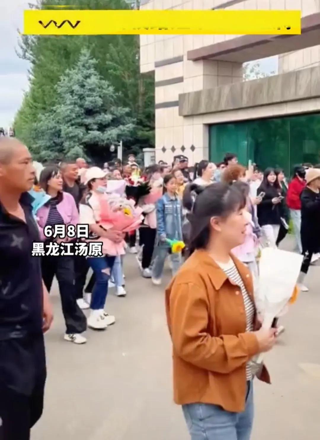 高考的家长也分南北差异，南方（两广）家长基本不会去考场周边等考生，更别说送吃送喝