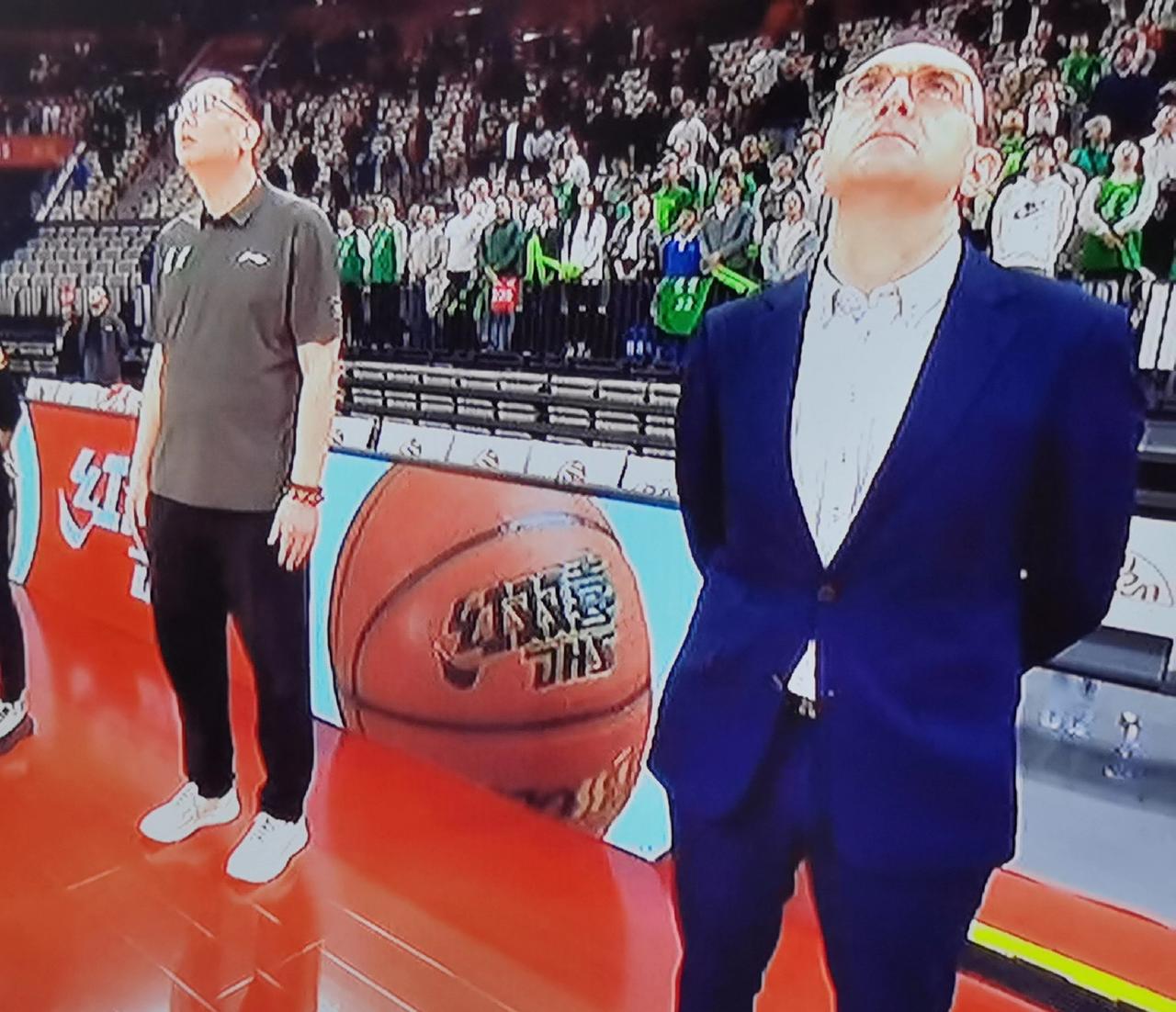 乌戈昨天晚上率辽宁队攻陷深圳客场，在临场指挥和用人上施出三大“妙笔”。妙笔一