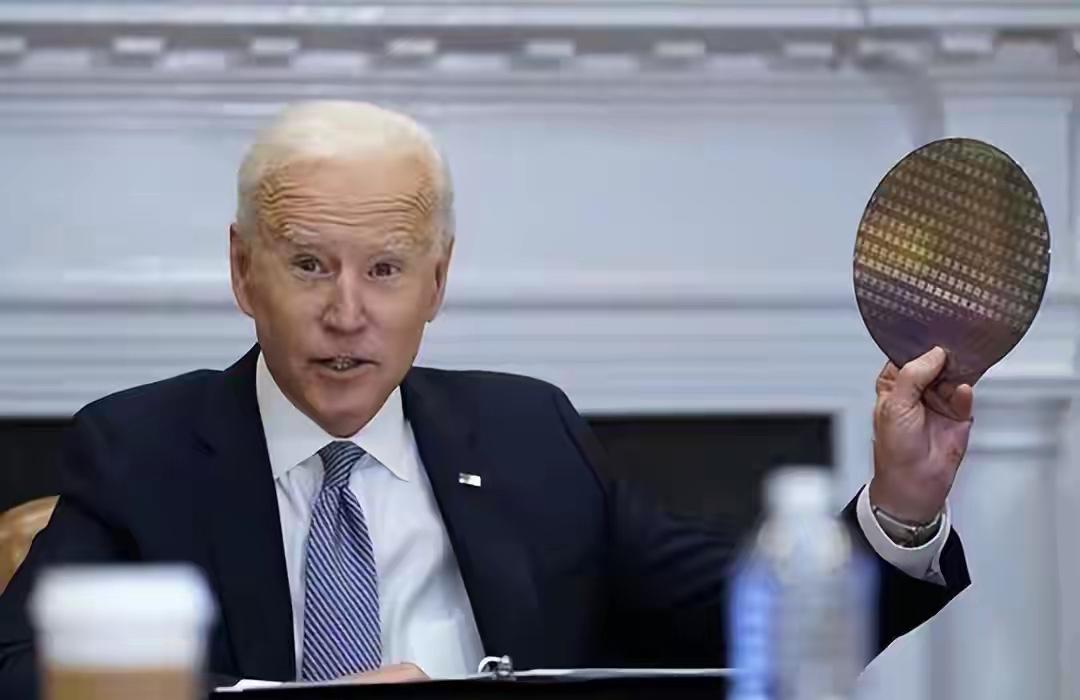 围绕着芯片制造最核心的那台设备，也就是光刻机，美国跟中国之间的博弈已经持续了好几