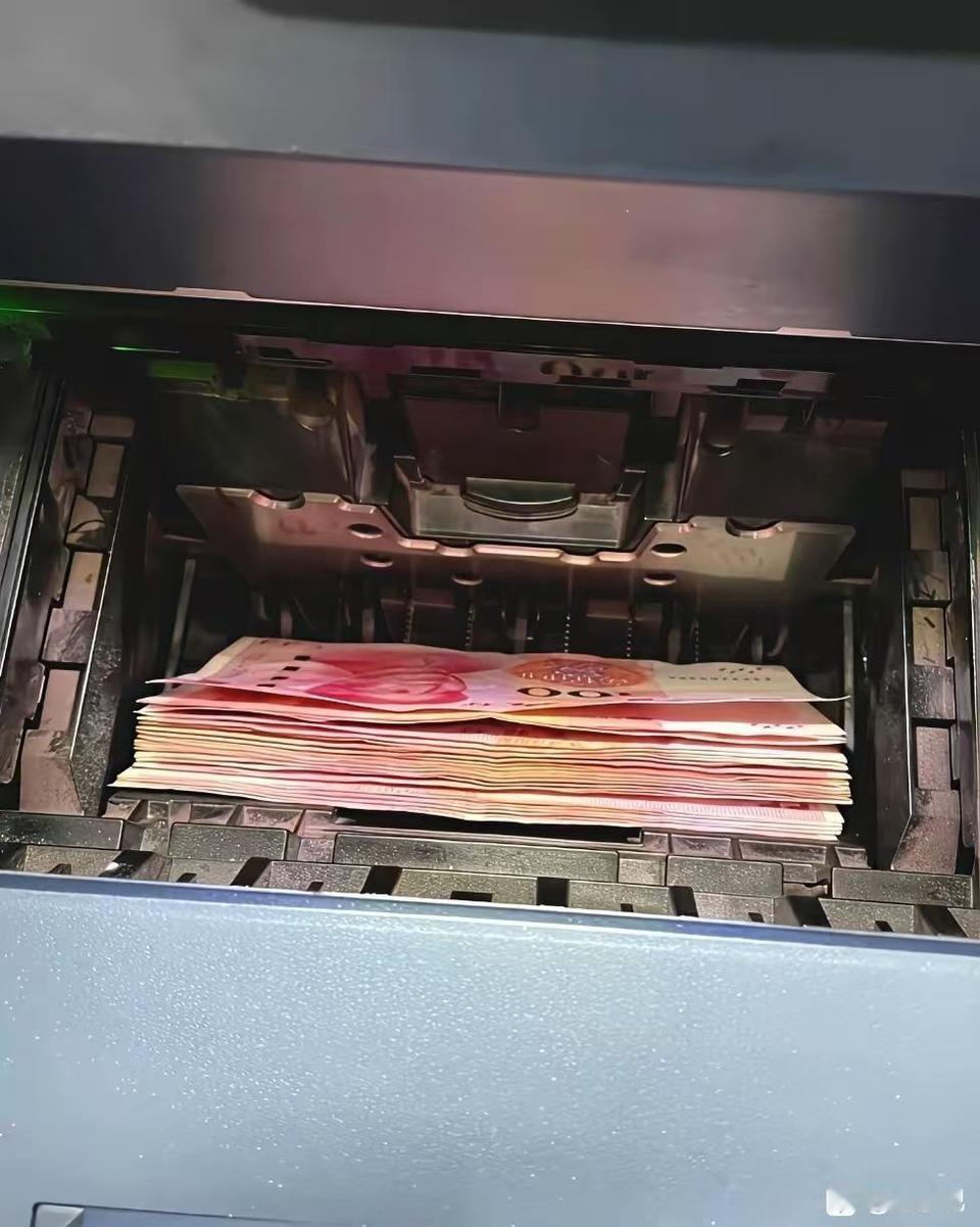 10万块钱，一分不剩，全存了三年定期。这账算得挺精的，利息能多拿几千块。结果