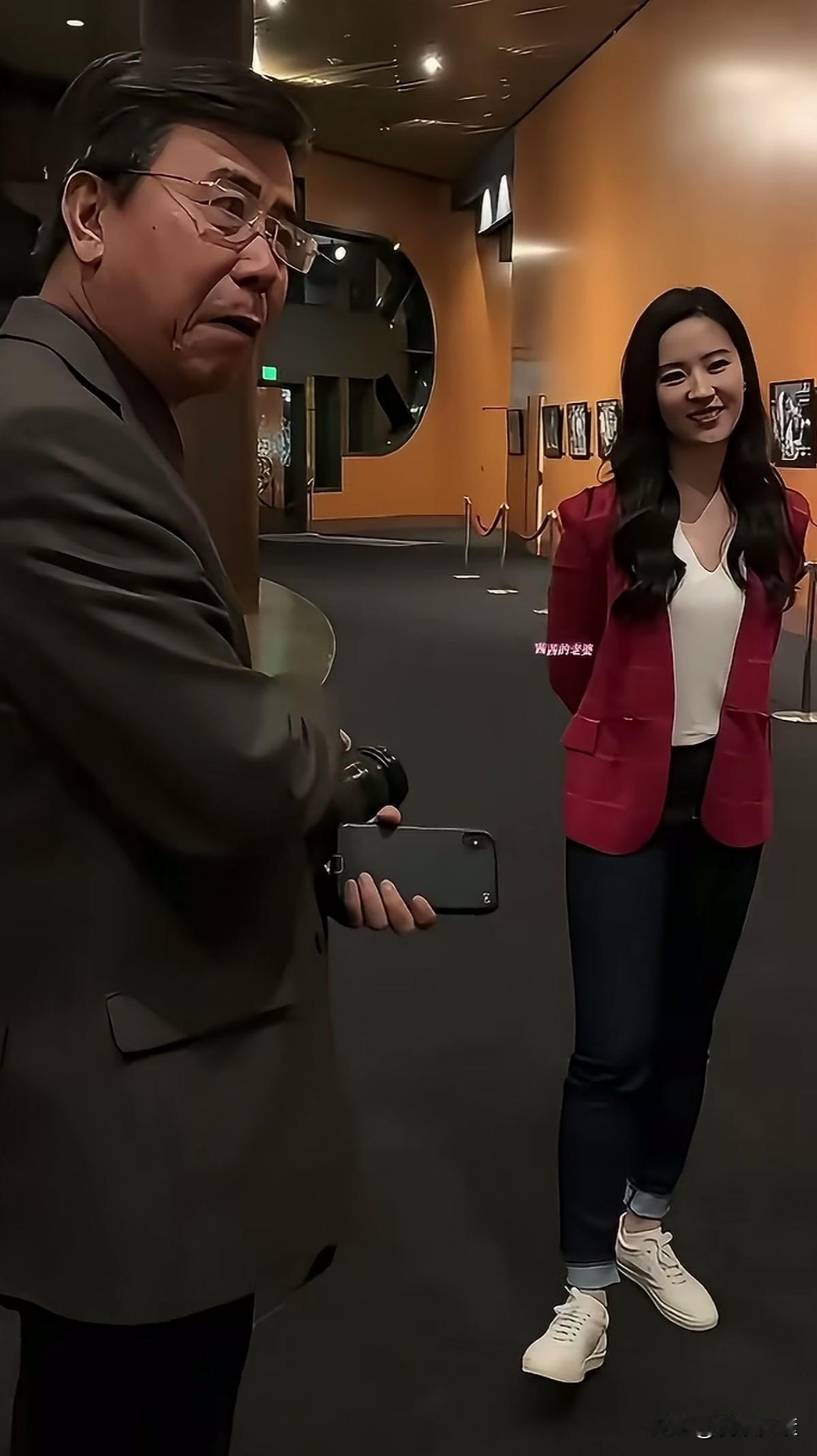 毕竟40岁的人了，同龄人里她依旧最美，现实中的神仙姐姐刘亦菲，谁见谁稀罕。