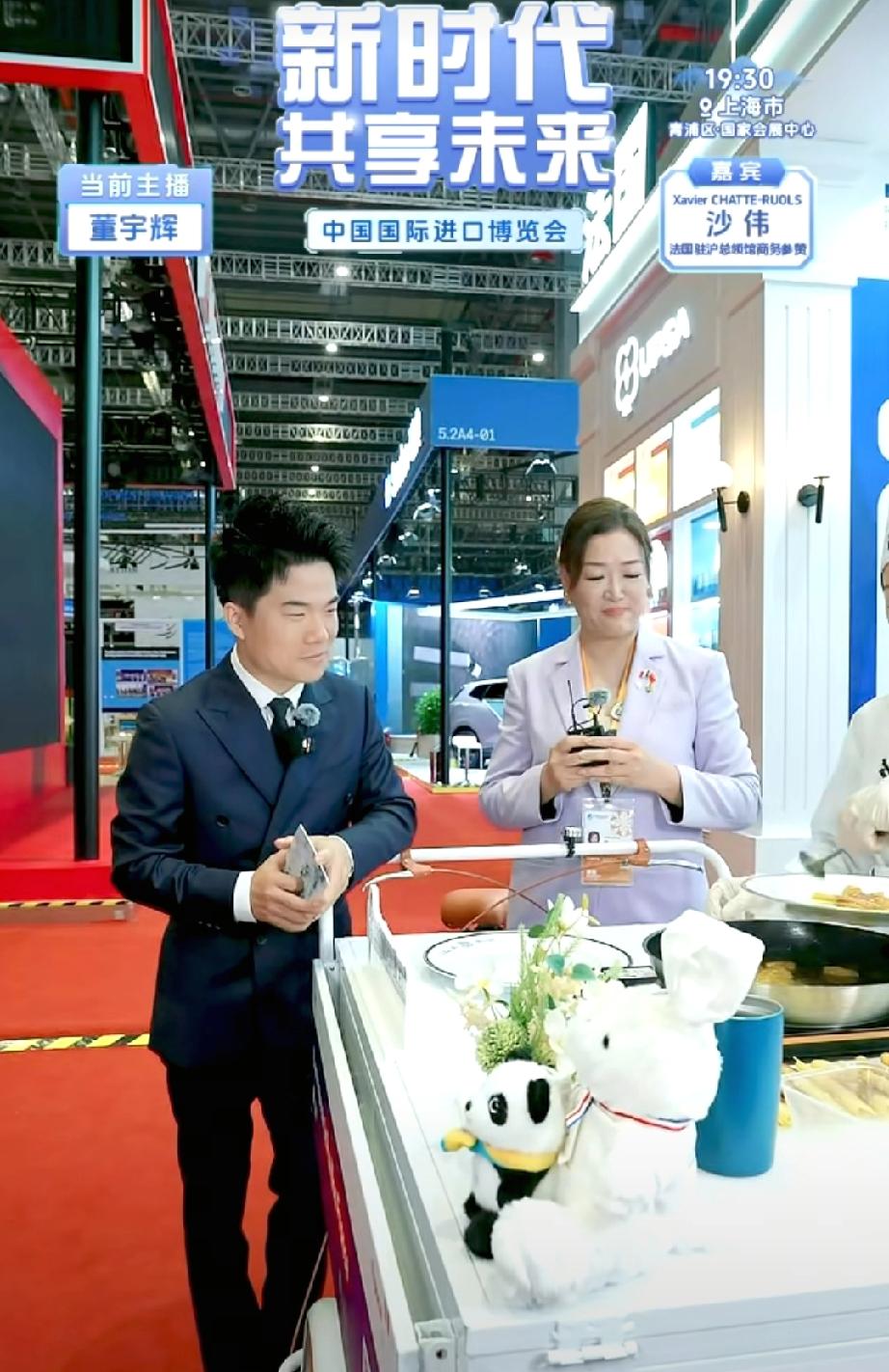 还是法国人最懂浪漫！董宇辉在逛法国馆时，不仅现场给做了特色美食让他品尝，还详细