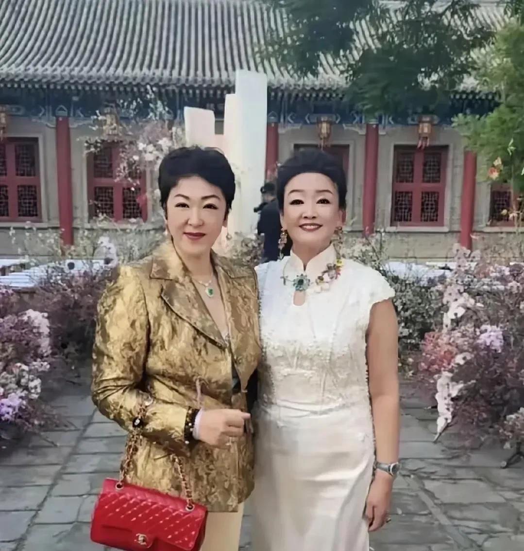 这是汪小菲的爸爸汪大爷，张兰的前夫，与张兰离婚后，汪大爷再婚了。张兰为汪大爷置