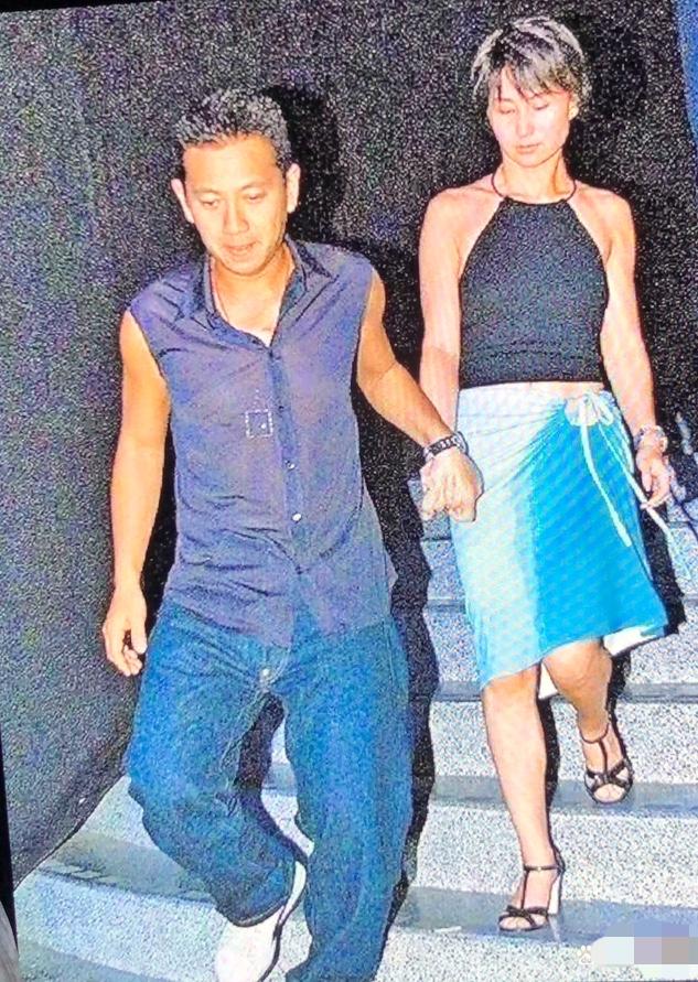 年轻时的何超琼与时任男友英皇少东家杨其龙。