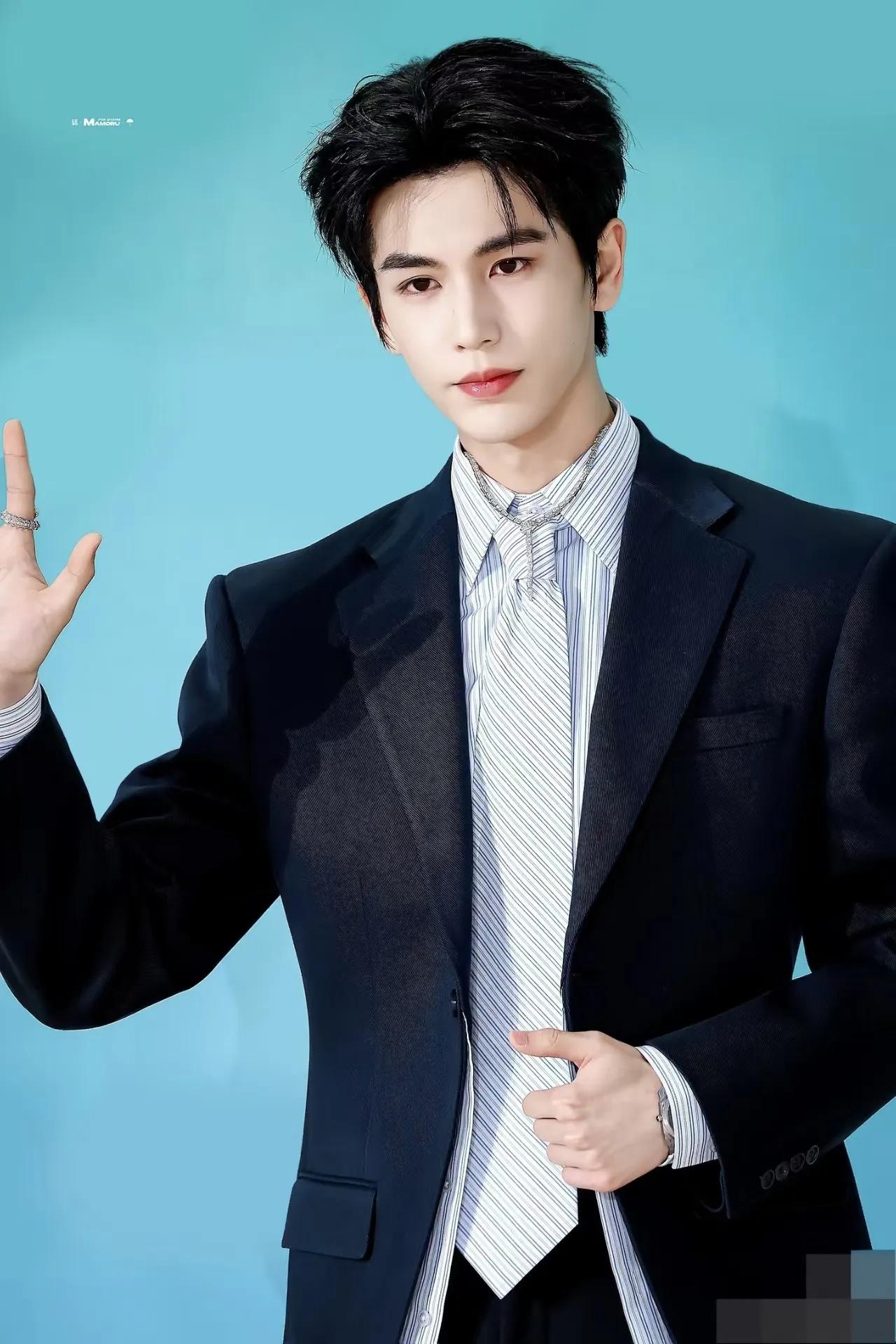 张凌赫呀张凌赫你藏的可是够深的让张凌赫来主持白玉兰奖的人，可真是个人