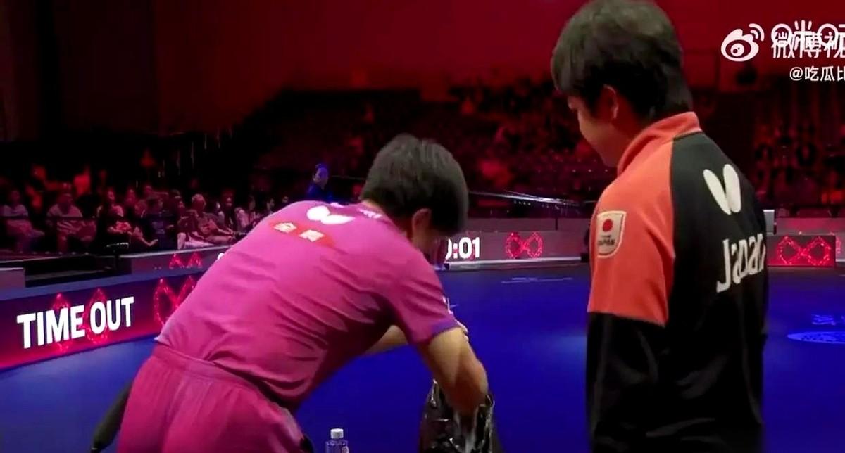 卧槽，张本智和，比赛打到9比7领先的时候，被裁判叫停了！你猜为啥？不是什么擦网擦