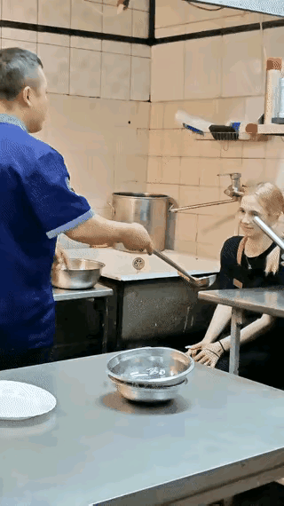 一名外国女孩品尝过中国美食后，再吃自己国家的汉堡薯条就想作呕。女孩爱上了中国的美